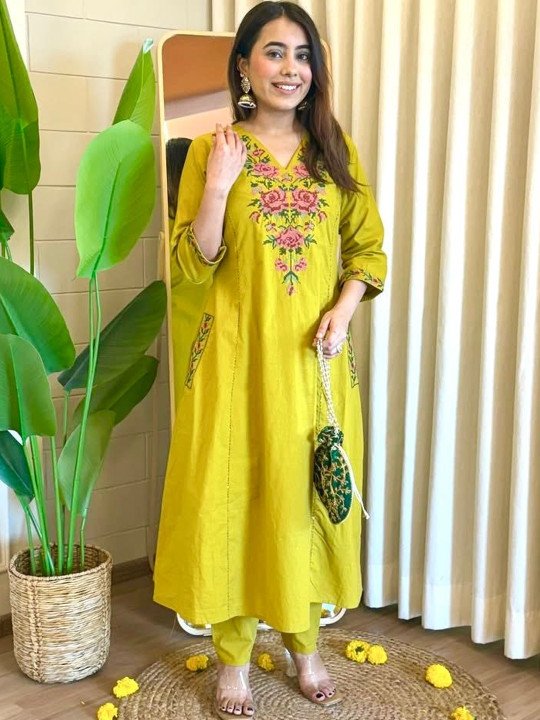 Women Floral Embroidered Regular Thread Work Kurta with Trousers
