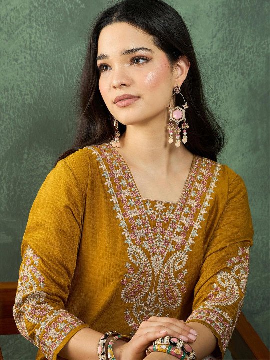 Women Ethnic Motifs Embroidered Kurta with Trousers