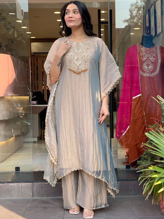 Women Embroidered Regular Thread Work Kurta with Palazzos