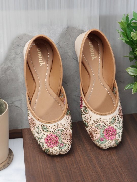 Anouk | Embroidered Mojaris